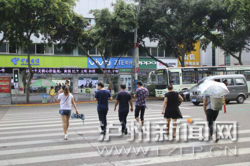 絕大多數(shù)市民都做到了自覺禮讓斑馬線，不橫穿馬路，不翻越欄桿，做到車讓人、人讓車